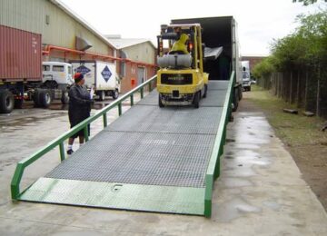 truck-loading-unloading-scissor-dock-ramp